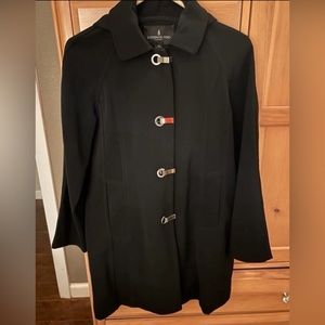 Ladies Black London Fog
Hooded Rain Coat. Size Petite Medium. Detachable hood.